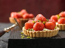 Strawberry tartlets with ricotta cream and pistachios