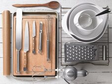 Kitchen utensils for tray-baked cakes