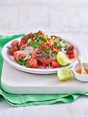 Wassermelonensalat mit knusprigem Schweinefleisch