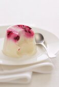 Kokos-Pannacotta mit Himbeeren