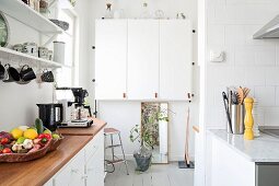 weiße Küche mit Hängeschrank