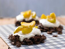 Mirabelle tarts with chocolate and lemon quark