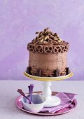 Schokoladenkuchen mit Buttercreme und Schokogebäck verziert