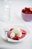 Ricotta mit Erdbeeren und Pinienkernen