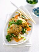 Glutenfreie Fisch-Reis-Frikadellen auf Gemüse (Asien)