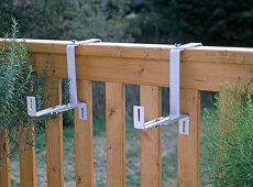 Balcony box suspension