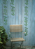 Wooden wall with the help of a stencil with ivy vines