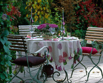 Tischdeko mit Brassica (Zierkohl), Tischdecke mit Blättern dekoriert, Schale