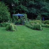 Pavillon bewachsen mit Rosa 'Guirlande d'amour' (Ramblerrose), öfterblühend mit gutem Duft, Buxus sempervirens (Buchs) Formschnitt, Digitalis (Fingerhut)