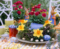 Plate wreath with branches and moss