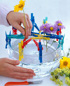 Arrangement with clothes pegs (2/3)