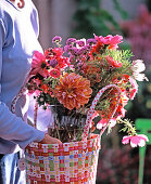 Putting a bouquet of flowers in a basket (1/2)