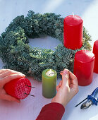 Adventskranz mit Ilex und Äpfeln: 1/5