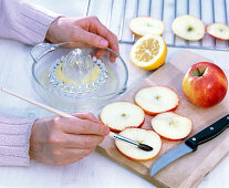 Drying apple slices