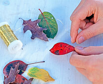 Herbstlaub auf Golddraht um Glas mit Kerzen: 1/3