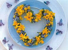 Blue-yellow heart with daffodils (3/3)