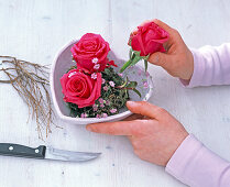 Rose arrangement in heart bowl (3/5)