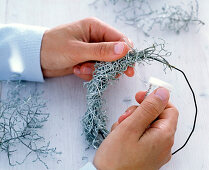 Napkin ring made of greisweed and chrysanthemums (3/4)