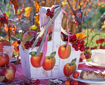 Wooden basket with napkin 'apple'