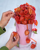 Physalis-Kugel auf rosa Vase (4/5)