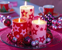 Decorate candles with wax stars (4/4)