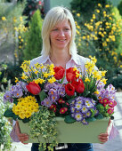 Hellgrünen Kasten mit Frühlingsblumen bepflanzen: 2/2