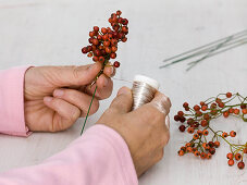 Lanterns with rosehip wreaths (1/4)