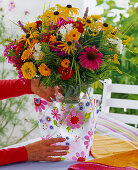 Late summer bouquet in colourful bag (1/2)