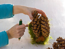 Red candles with spruce cones (3/6)