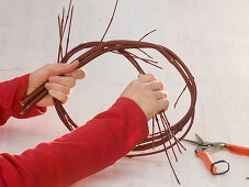 Advent wreath with red balls, twigs and ivy (2/6)