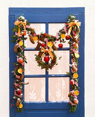 Blaue Tür durch die Jahreszeiten