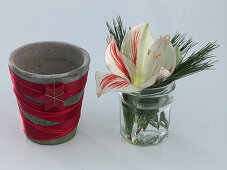 Christmas table decoration with amaryllis (5/7)