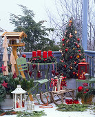 Weihnachtsbalkon: Picea 'Conica' (Zuckerhutfichte) geschmückt