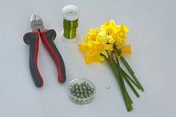 Daffodil garland as napkin decoration (1/4)