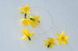 Daffodil garland as napkin decoration (3/4)