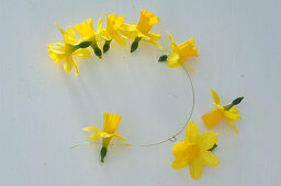 Napkin rings made from daffodil flowers (2/4)