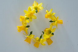 Napkin rings made from daffodil flowers (3/4)