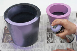 Spraying coloured pots (2/3)