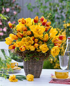 Strauß aus Tulipa (Tulpen), Narcissus (Narzissen), Carpinus (Hainbuche)