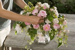 Festive arrangement with pink roses (4/5)