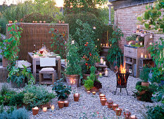 LOHAS - Serie: Abendliche Terrasse mit Kerzen und Feuerkorb, Lycopersicon (Tomate), Lathyrus odoratus (Duftwicken), Phaseolus coccineus (Feuerbohnen), Cucurbita (Zucchini), Topfturm und Kasten mit Kräutern