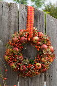 Wreath made of apples, rose hips and clematis stuck