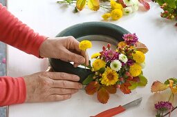 Gesteckter Kranz mit Chrysanthemen 3/4