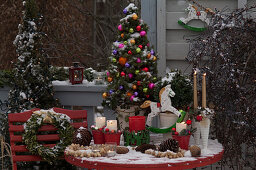 Christmas balcony with Picea glauca 'Conica' (sugar loaf spruce)