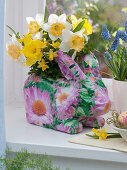 Hare made of papier-mâché as a vase for a bouquet of daffodils (2/2)