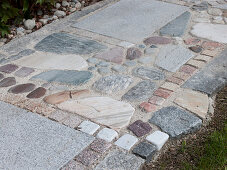 Path paved with natural stones