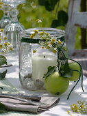 Apfel-Tischdeko in der sommerlichen Wiese