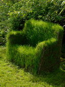 Gras sofa made of welded mesh and chicken wire