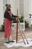 Brightly painted clay pots on stakes as a shelter for beneficial insects (4/13)