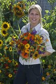 Junge Frau mit Spätsommerstrauß